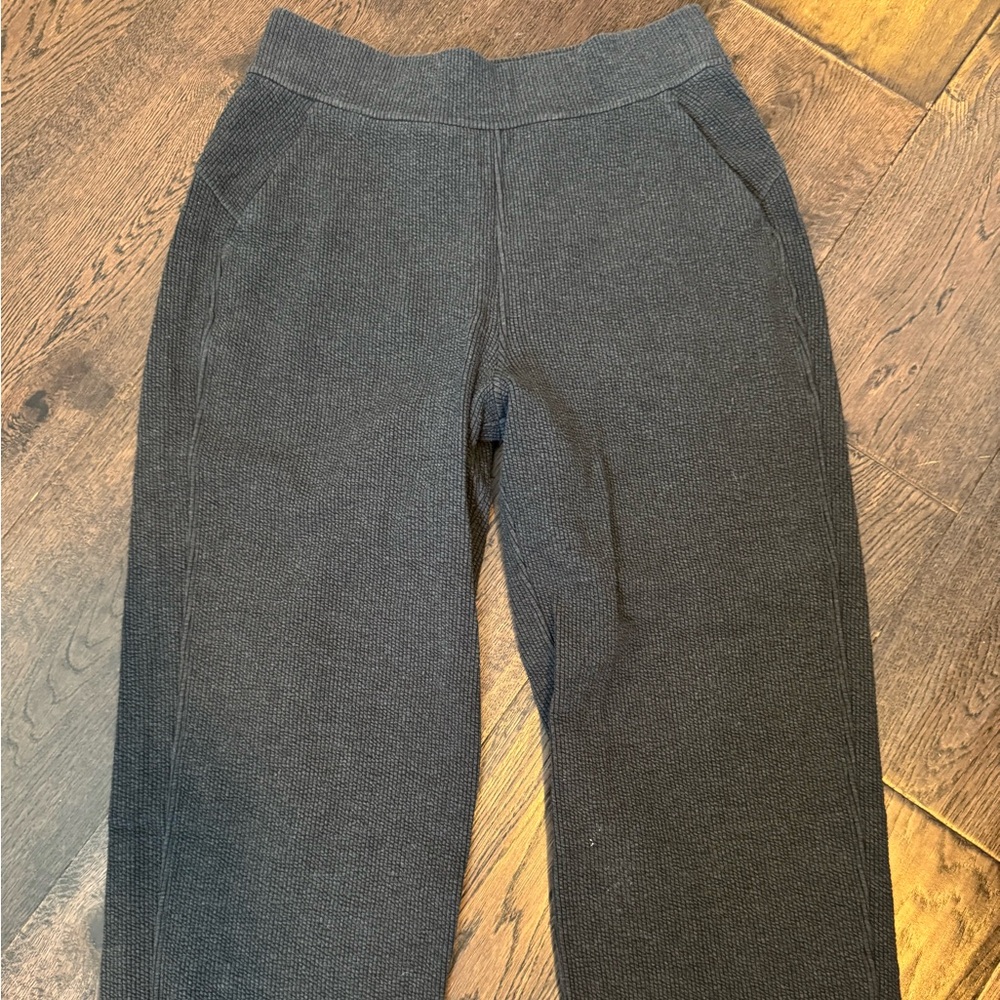 Lululemon crop pants
Size 8